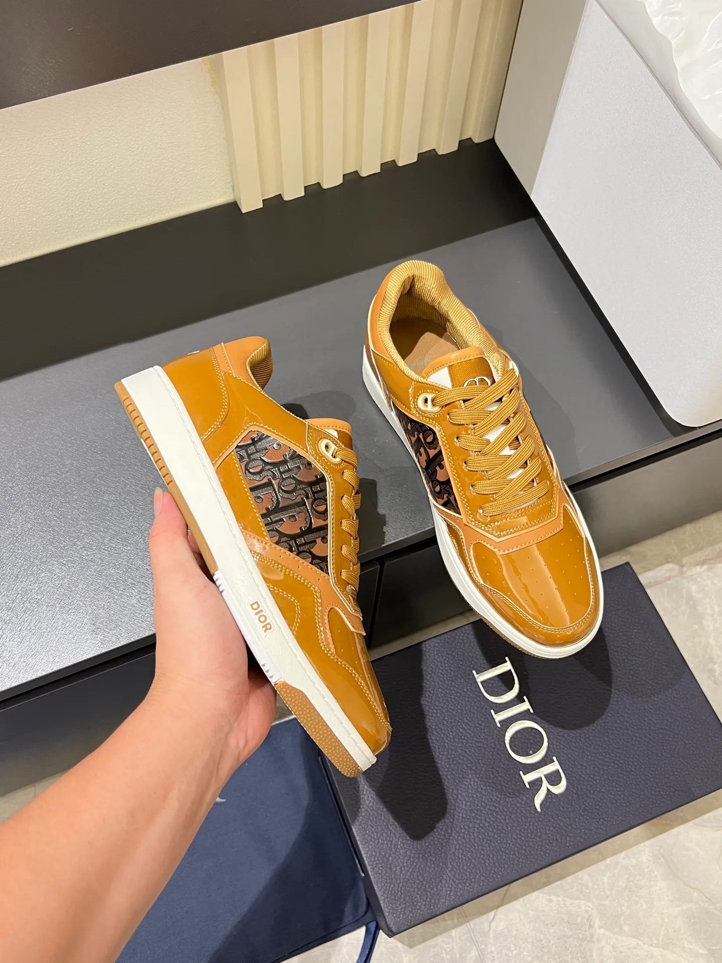 Men's shoes 💰p400 "Dio*" mid-top B27 casual sneakers. This B27 high-top sneaker is a new product in the series and continues Di*r's classic style. Crafted from gray and white smooth calf leather with beige and black Oblique print panels on the sides. The "CD Icon" shaped shoelace eyelets are clever and delicate, and the two-color rubber sole, rear collar and heel are all equipped with the brand's iconic details to enhance the style. Oblique printed straps at the ankle allow for an adjustable fit to complement the overall design. Fashionable and versatile, it can complement any look. Create an exquisite design with unique dynamic vitality and modern atmosphere, presented in low-top and high-top styles. This new must-have shoe adds a new dimension to Dior's archive heritage, embodying modern elegance. Purchase the original version and make it 1:1. If you need top quality, please come to me! Male 38-44!